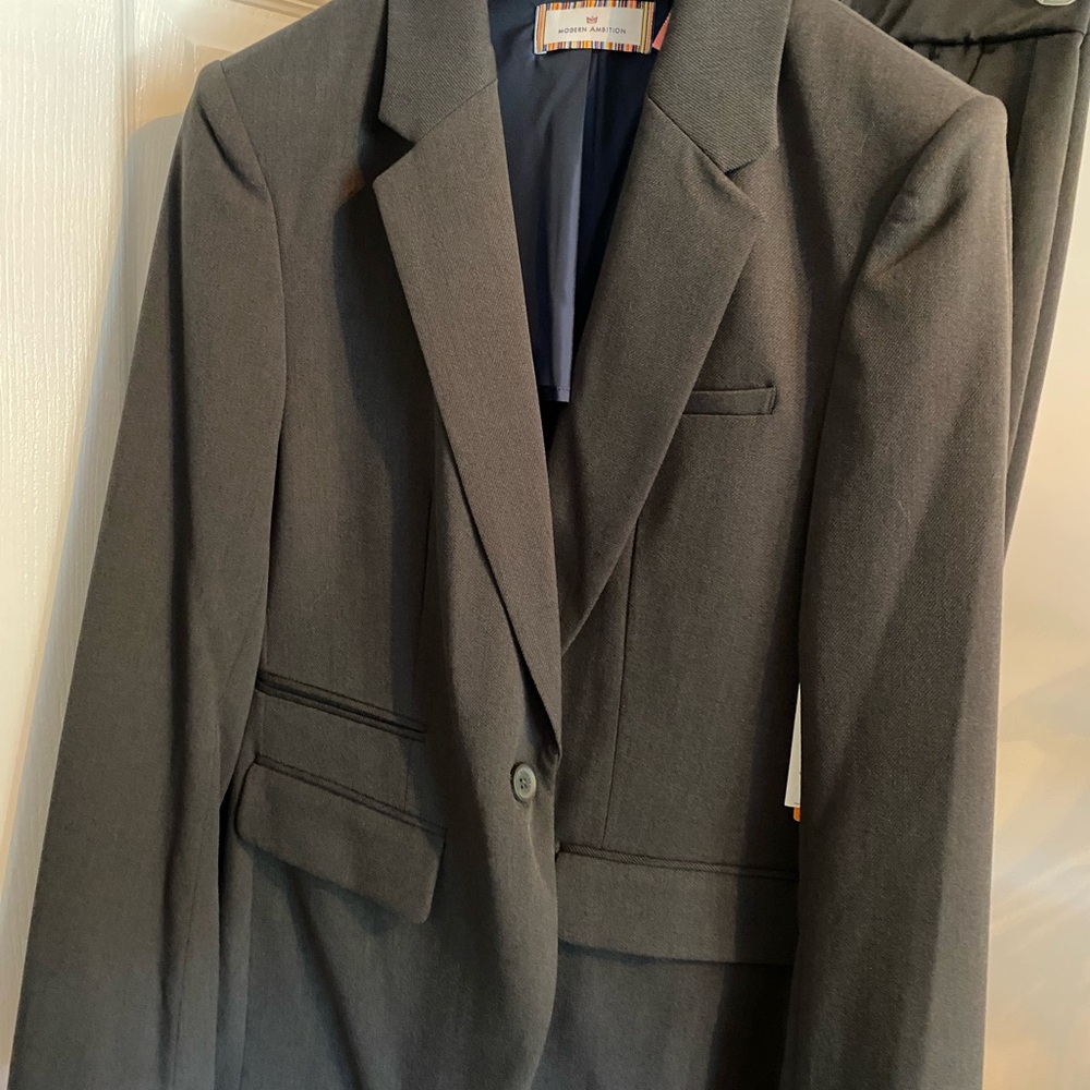 Gray Structured Suit Jacket with Notched Lapels & Pants